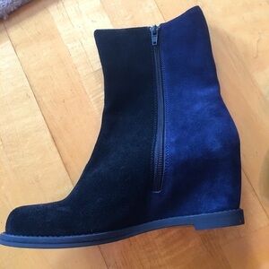 Bettye Muller Color Block Suede Booties in Black, Navy, Size 8